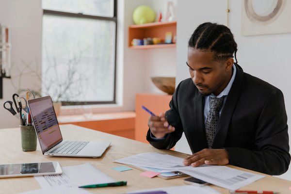 Stratégies de Communication Interne pour Réduire le Stress au Travail : Solutions Efficaces pour un Environnement Serein
